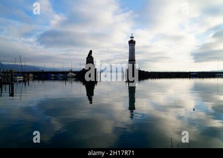 Le beau port de l'île de Lindau sur le lac de Constance en Allemagne, le beau jour d'hiver Banque D'Images