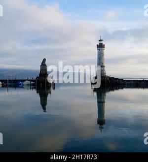 Le beau port de l'île de Lindau sur le lac de Constance en Allemagne, le beau jour d'hiver Banque D'Images