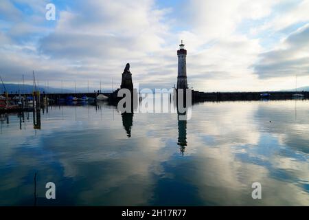 Le beau port de l'île de Lindau sur le lac de Constance en Allemagne, le beau jour d'hiver Banque D'Images