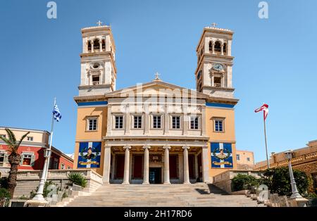 Vue sur la cathédrale orthodoxe de Saint-Nicolas, dans le quartier de Vaporia d'Ermoupolis, la capitale de l'île de Syros, dans les Cyclades, en Grèce. Banque D'Images