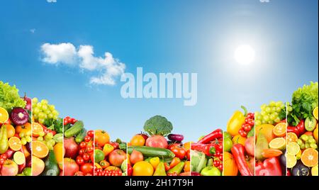 Photo panoramique de différents fruits et légumes sur fond de ciel bleu au soleil éclatant. Banque D'Images