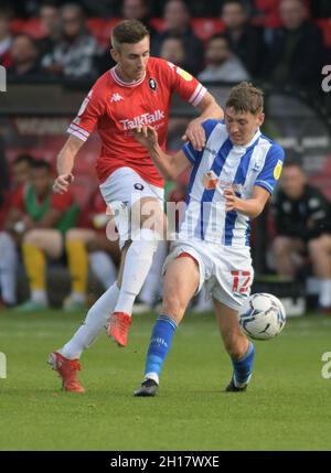 SALFORD, ROYAUME-UNI.16 OCTOBRE JOE Gray de Hartlepool United combat pour le ballon lors du match Sky Bet League 2 entre Salford City et Hartlepool United à Moor Lane, Salford, le samedi 16 octobre 2021.(Crédit : Scott Llewellyn | MI News) Banque D'Images