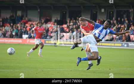 SALFORD, ROYAUME-UNI.LE 16 OCTOBRE, Mike Fondop de Hartlepool United sera suivi par le défenseur de Salford lors du match Sky Bet League 2 entre Salford City et Hartlepool United à Moor Lane, Salford, le samedi 16 octobre 2021.(Crédit : Scott Llewellyn | MI News) Banque D'Images