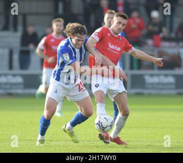SALFORD, ROYAUME-UNI.16 OCTOBRE L'Ogle Reagan de Hartlepool United combat avec le milieu de terrain de Salford lors du match Sky Bet League 2 entre Salford City et Hartlepool United à Moor Lane, Salford, le samedi 16 octobre 2021.(Crédit : Scott Llewellyn | MI News) Banque D'Images