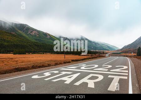 2022 Démarrer, concept de route vers une nouvelle vie.Inscription motivante sur la route à suivre.Début du nouveau chemin.Photo conceptuelle du chemin Banque D'Images