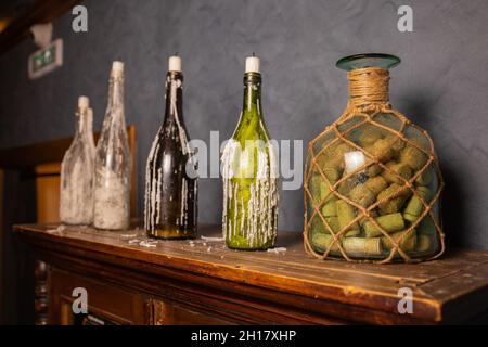 Ancien laboratoire chimique.Photo d'un vieux laboratoire avec beaucoup de bouteilles et dir Banque D'Images