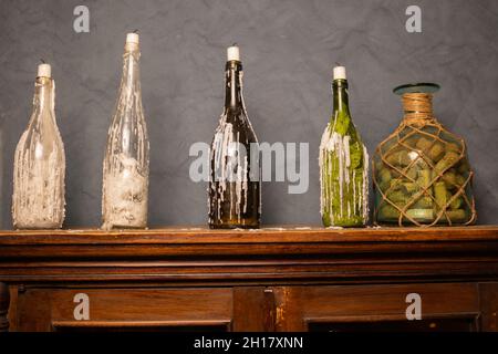 Ancien laboratoire chimique.Photo d'un vieux laboratoire avec beaucoup de bouteilles et dir Banque D'Images