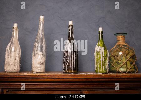 Ancien laboratoire chimique.Photo d'un vieux laboratoire avec beaucoup de bouteilles et dir Banque D'Images