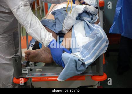 BUCAREST, ROUMANIE - 15 octobre 2021 : un travailleur médical portant un équipement de protection individuelle (EPI) prend soin des patients dans la salle d'urgence du Banque D'Images