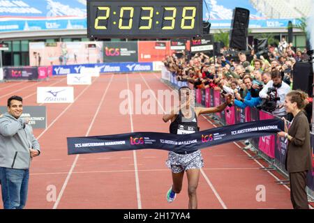 (211017) --AMSTERDAM, le 17 octobre 2021 (Xinhua) -- Tamirat Tola d'Éthiopie traverse la ligne d'arrivée lors du 45e Marathon d'Amsterdam à Amsterdam, aux pays-Bas, le 17 octobre 2021.(Photo de Sylvia Lederer/Xinhua) Banque D'Images