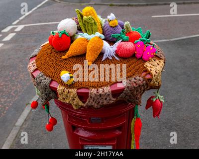 Décoration de récolte en bonneterie sur la boîte postale Royal Mail, bureau de poste du village d'Ormiston, East Lothian, Écosse, Royaume-Uni Banque D'Images