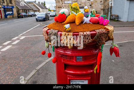 Décoration de récolte en bonneterie sur la boîte postale Royal Mail, bureau de poste du village d'Ormiston, East Lothian, Écosse, Royaume-Uni Banque D'Images