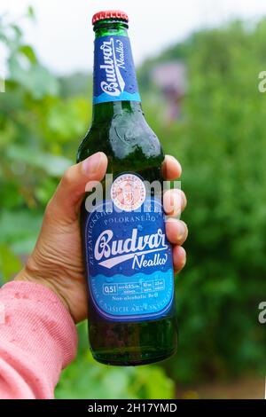 Volzhsky, Russie-25 septembre 2021 : Budvar nealko gros plan non alcoolique.Mise au point sélective Banque D'Images