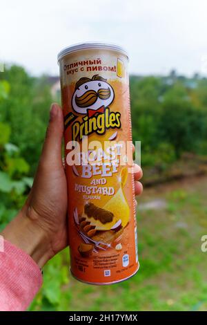 Volzhsky, Russie-25 septembre 2021 : Pringles est une marque de chips appartenant à Kellogg. Banque D'Images
