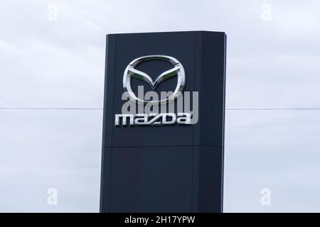 Volzhsky, Russie-25 septembre 2021 : le logo Mazda est un constructeur automobile japonais basé à Hiroshima, au Japon.Mise au point sélective Banque D'Images
