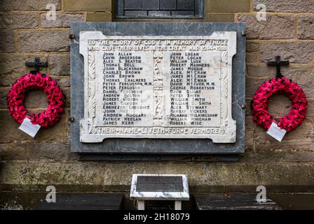 Noms des soldats morts sur le monument en marbre de la première Guerre mondiale sur le mur de l'église avec des couronnes de pavot, église du village d'Ormiston, East Lothian, Écosse, Royaume-Uni Banque D'Images