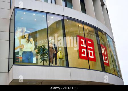 Japanese UNIQLO Store sur le quartier commerçant de Shadowstraße dans le centre-ville de Düsseldorf, en Allemagne.UNIQLO est le plus grand détaillant de vêtements au Japon en termes de ventes. Banque D'Images