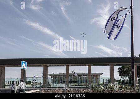 Jérusalem, Israël.17 octobre 2021.Le commandant de la Force aérienne israélienne, le général Amikam Norkin, dirige un survol honorifique de la Knesset, le Parlement israélien, pilotant un F-15 Baz, suivi d'un F-35 IAF 'Adir' et flanqué de deux Eurofighters 'Eagle Star', dont l'un est piloté par le commandant allemand de la Luftwaffe, le général Ingo Gerhartz.L'exercice international du drapeau bleu 2021, considéré comme l'exercice aérien le plus important et le plus avancé en Israël, a lieu avec la participation des forces aériennes d'Israël, d'Allemagne, d'Italie, de Grande-Bretagne, de France,Inde, Grèce et États-Unis.Crédit: NIR Banque D'Images