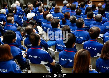 Tokyo, Japon.17 octobre 2021.Les chefs de ville des Jeux de Tokyo de 2020 assistent à une cérémonie de reconnaissance pour les honorer dans le bâtiment du gouvernement métropolitain de Tokyo.Les leaders du casting de la ville de Tokyo 2020 ont assisté à une cérémonie d'honneur dans la représentation de bénévoles qui ont soutenu les Jeux olympiques et paralympiques précédents au Japon.(Image de crédit: © Rodrigo Reyes Marin/ZUMA Press Wire) Banque D'Images