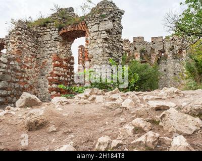Ruine du château de Devicky sur la colline du Devin au-dessus de Pavlov et de la ville de Dolni Vestonice. La région viticole de la Moravie du Sud en République tchèque. Banque D'Images