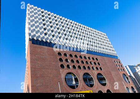 Le parking de plusieurs étages de Circle Square et Premier Inn, Manchester, Angleterre, Royaume-Uni, Banque D'Images