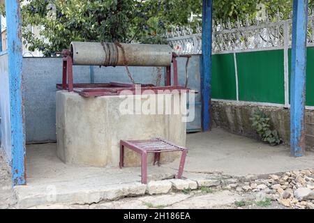 Village de puits d'eau dans la région rurale de Gagauz en Moldavie Banque D'Images