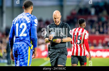 Ruben Loftus-cheek du FC Chelsea a reçu une réservation de l'arbitre de match Anthony Taylor pour son attaque sur Frank Onyeka du FC Brentford lors du match de la Premier League entre Brentford et Chelsea au stade communautaire Brentford, Londres, Angleterre, le 16 octobre 2021.Photo de Phil Hutchinson.Utilisation éditoriale uniquement, licence requise pour une utilisation commerciale.Aucune utilisation dans les Paris, les jeux ou les publications d'un seul club/ligue/joueur. Banque D'Images