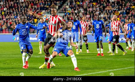 Ivan Toney du Brentford FC et du Chelsea FC défi lors du match de la Premier League entre Brentford et Chelsea au Brentford Community Stadium, Londres, Angleterre, le 16 octobre 2021.Photo de Phil Hutchinson.Utilisation éditoriale uniquement, licence requise pour une utilisation commerciale.Aucune utilisation dans les Paris, les jeux ou les publications d'un seul club/ligue/joueur. Banque D'Images