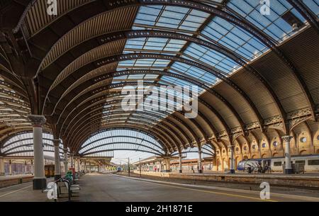 Un panorama d'un hall de la gare.Une voûte en fer du XIXe siècle avec une lucarne se trouve au-dessus des plates-formes où un train attend. Banque D'Images