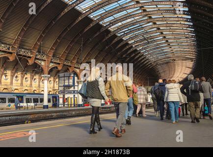 Un hall historique de la gare avec une voûte en fer du XIXe siècle.Les passagers marchent le long de la plate-forme après avoir pris un train et un couple wa Banque D'Images