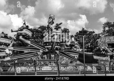 La vitesse du parcours du parc d'expositions d'Octopus vue en monochrome.Pris dans « The Walks », Kings Lynn le 28 août 2021. Banque D'Images