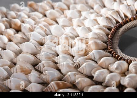 Collier fait main en coquillages blancs, photo de gros plan avec une mise au point douce sélective.Produit artisanal traditionnel des îles de l'Asie du Sud-est Banque D'Images