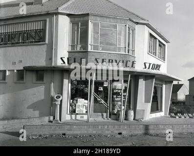 Années 1950, historique, vue extérieure d'une nouvelle maison d'alimentation de village semi-rurale, Witney, Oxford, Angleterre, Royaume-Uni,avec hébergement ci-dessus.C'était le début de l'ère du nouveau magasin « Service de beauté », comme l'indique le panneau au-dessus de l'entrée, où le client a fait le tour de la cueillette de ses propres produits d'épicerie. Banque D'Images