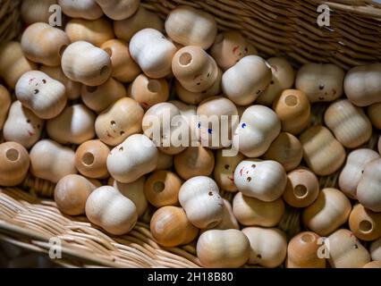 16 octobre 2021, Saxe, Grünhainichen: Les têtes de poupée tournées et peintes sont prêtes dans l'atelier du fabricant de toymaker Annedore Krebs pour faire des poupées articulées en bois.Le 22e jour de l'artisanat traditionnel dans les montagnes de l'Ore, de nombreuses entreprises artisanales de différents métiers ouvrent leurs portes.Photo: Kristin Schmidt/dpa-Zentralbild/ZB Banque D'Images