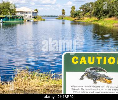 Attention panneau Alligator dans la zone de concession du parc national de la rivière Myakka à Sarasota, Floride, États-Unis Banque D'Images