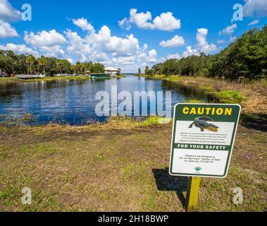 Attention panneau Alligator dans la zone de concession du parc national de la rivière Myakka à Sarasota, Floride, États-Unis Banque D'Images