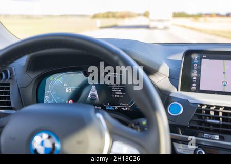 Vue rapprochée de l'intérieur du tableau de bord et du volant de la BMW iX3 pour voiture électrique.Suède.Uppsala. Banque D'Images