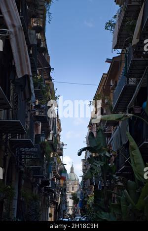 Vue sur la rue typique, avec un dôme d'église à la fin, à Palerme Banque D'Images