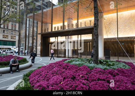 L'avenue Vanderbilt a été convertie en espace piétonnier devant le surgrand-haut Vanderbilt, New York City, États-Unis Banque D'Images