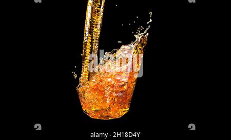 Bière alcoolisée Splash liquide 3d jaune or toile de fond sur noir 3d rendu Banque D'Images