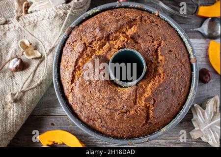 Petit gâteau frais cuit dans un moule à charnière sur fond rustique Banque D'Images