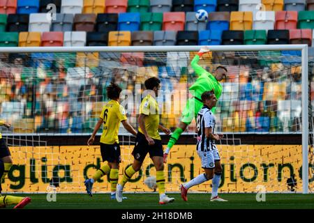 Udine, Italie.17 octobre 2021.Lukasz Skorupski (Bologna FC) gardien de but sauve un but pendant Udinese Calcio vs Bologna FC, football italien série A match à Udine, Italie, octobre 17 2021 crédit: Independent photo Agency/Alay Live News Banque D'Images
