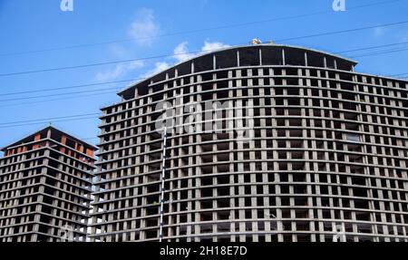 Vue avant d'un bâtiment en ciment non fini sur un chantier de construction Banque D'Images