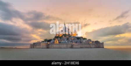 Une vue imprenable sur la ville fortifiée du Mont-Saint-Michel au coucher du soleil, en France Banque D'Images