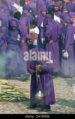 Une procession de la semaine Sainte, épaisse avec de l'encens, dans les rues d'Antigua.Antigua, Sacatepequez, Guatemala. Banque D'Images