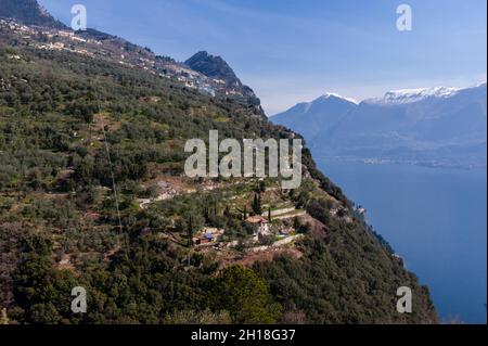 Vue sur le Lago di Garda et sur un village en bord de falaise.Lago di Garda, Lombardie, Italie. Banque D'Images