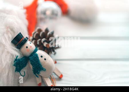Décoration arbre neige Noël sur fond blanc en bois avec cône de pin, boule décor chapeau de santa pour Noël fête des vacances Banque D'Images