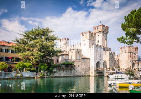 Vue panoramique sur le château de Scaligero à Sirmione près du lac de Garde, province de Brescia, région Lombardie, Italie, concentration sur les tours Banque D'Images