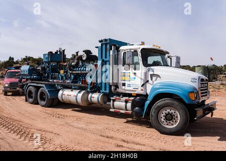 Un chariot à pompe acide pour pomper l'acide dans un puits d'huile afin de dissoudre la déposite entravant la production. Banque D'Images