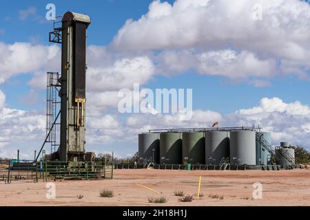 Une pompe entraînée par courroie à longue course sur un puits d'huile dans l'Utah.Derrière se trouve une batterie de réservoir ou des réservoirs d'huile temporaires. Banque D'Images